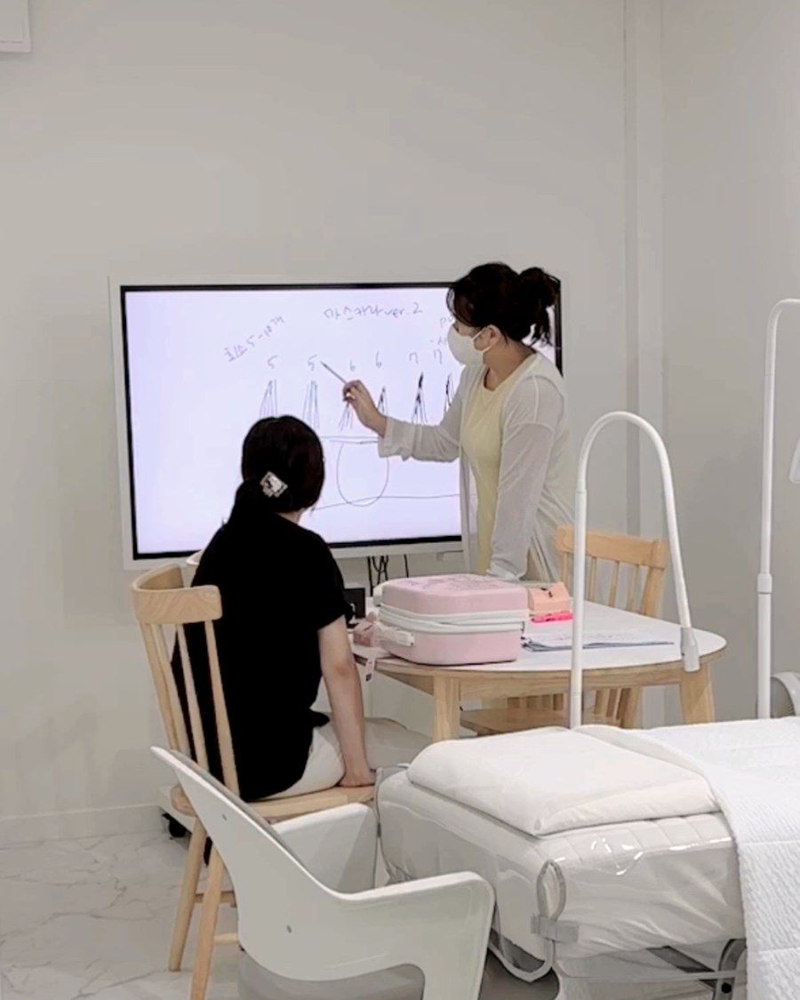 HITSHOP 아카데미 이론 수업 - 화면에 눈매와 속눈썹 구조를 그려가며 설명하는 모습