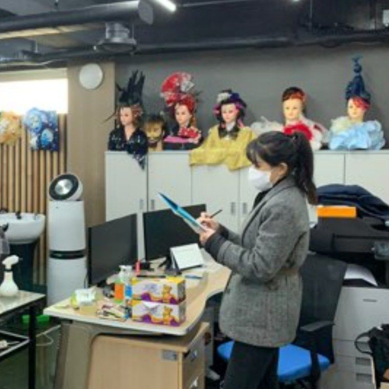 미용 교육 현장에서 학생을 지도하던 교사 시절 수업 장면