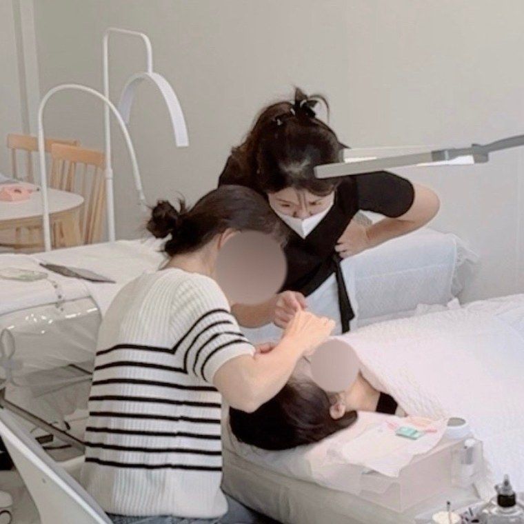 HITSHOP ACADEMY 실모델 수업에서 수강생을 개별 지도하는 장면