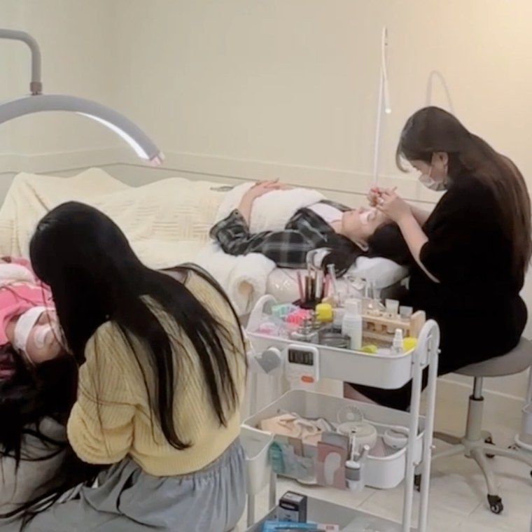 수료 후 보강 수업 - 수강생들이 실모델 시술을 진행하는 모습