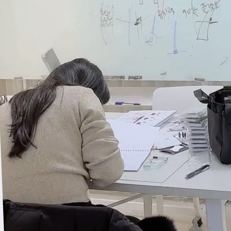 졸업 이론 테스트를 치르는 수강생